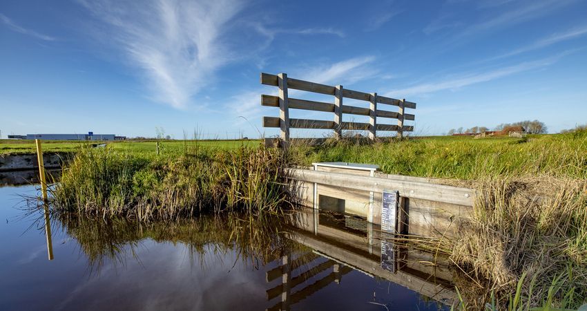 Waterpeilaanduiding bij slootkant